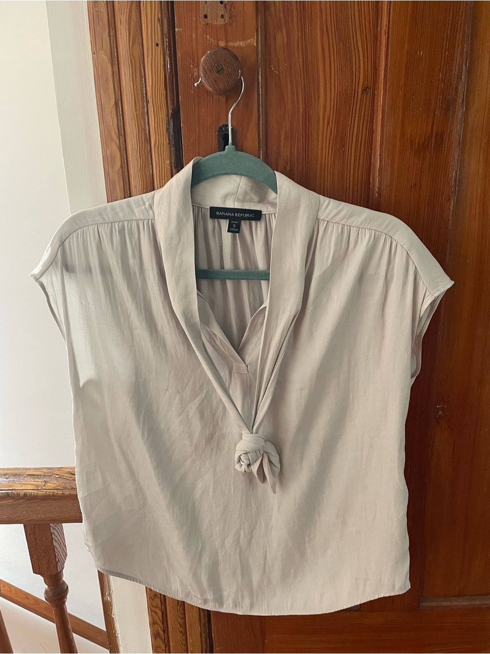 Banana Republic Light Cream Tie-Neck Cap Sleeve Blouse Sz S